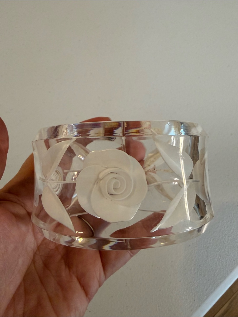 VTG clear lucite bangle bracelet reverse-carved white roses delicate floral 7
